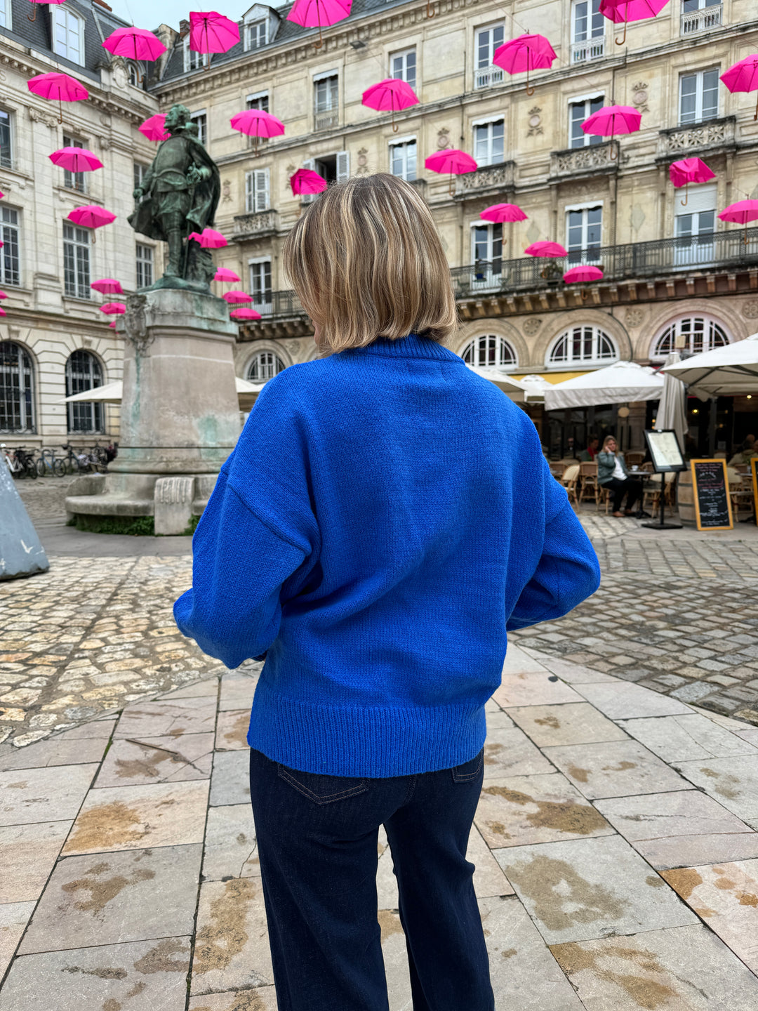 Pull en maille bleu roi AMOUR fuchsia