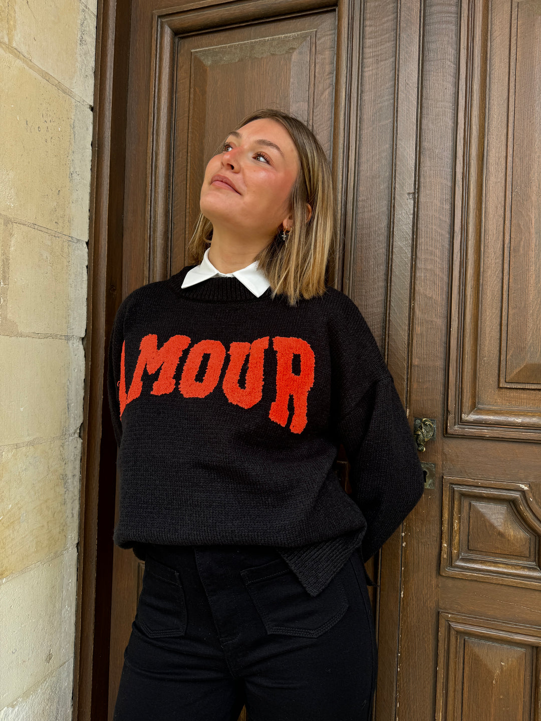 Pull en maille noir AMOUR orange