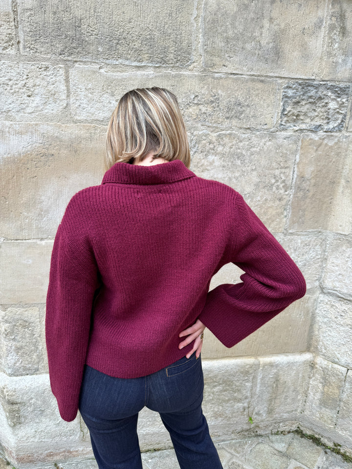 ADELIE – burgunderfarbene Strickweste mit Polokragen