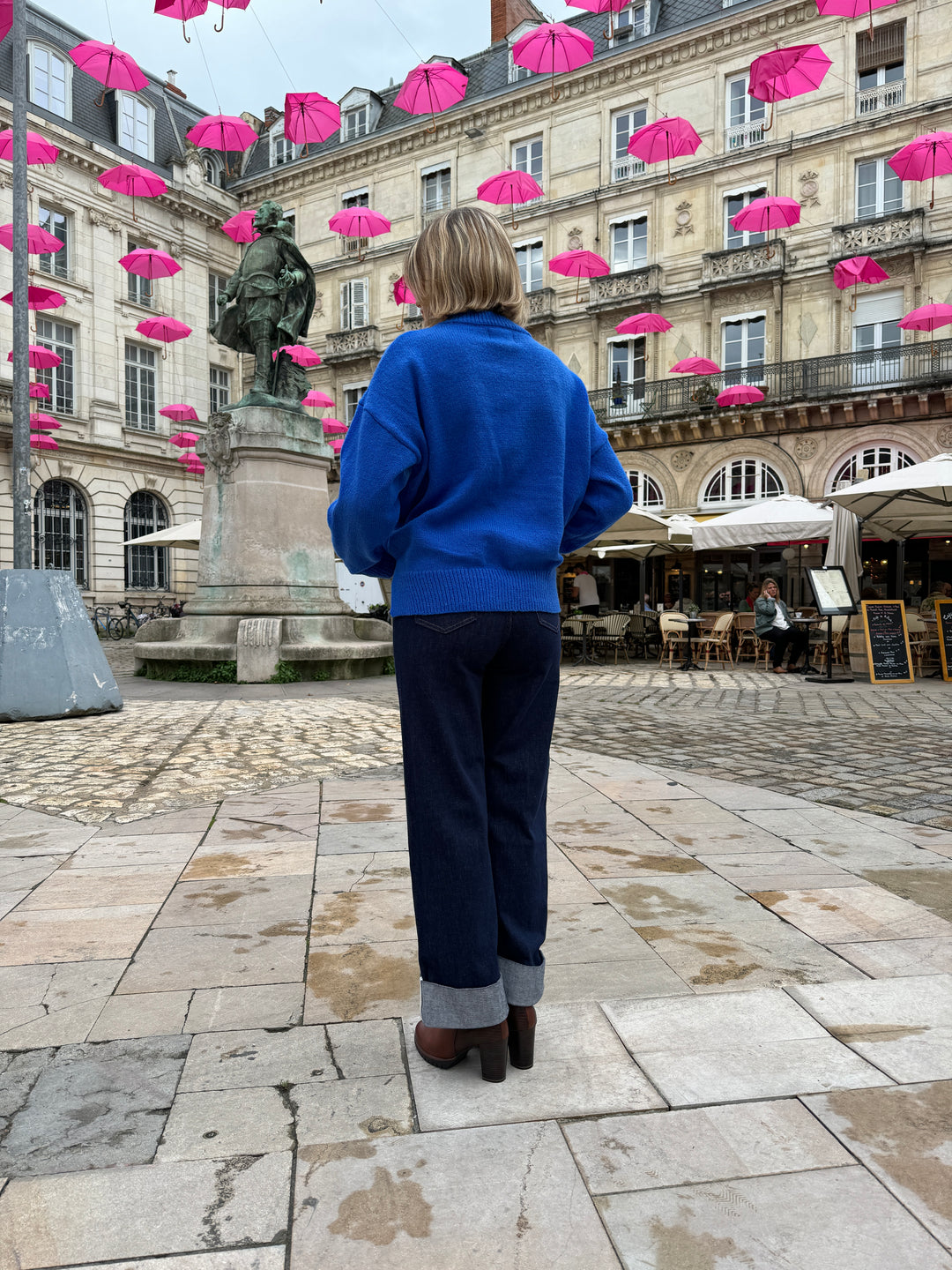 Pull en maille bleu roi AMOUR fuchsia