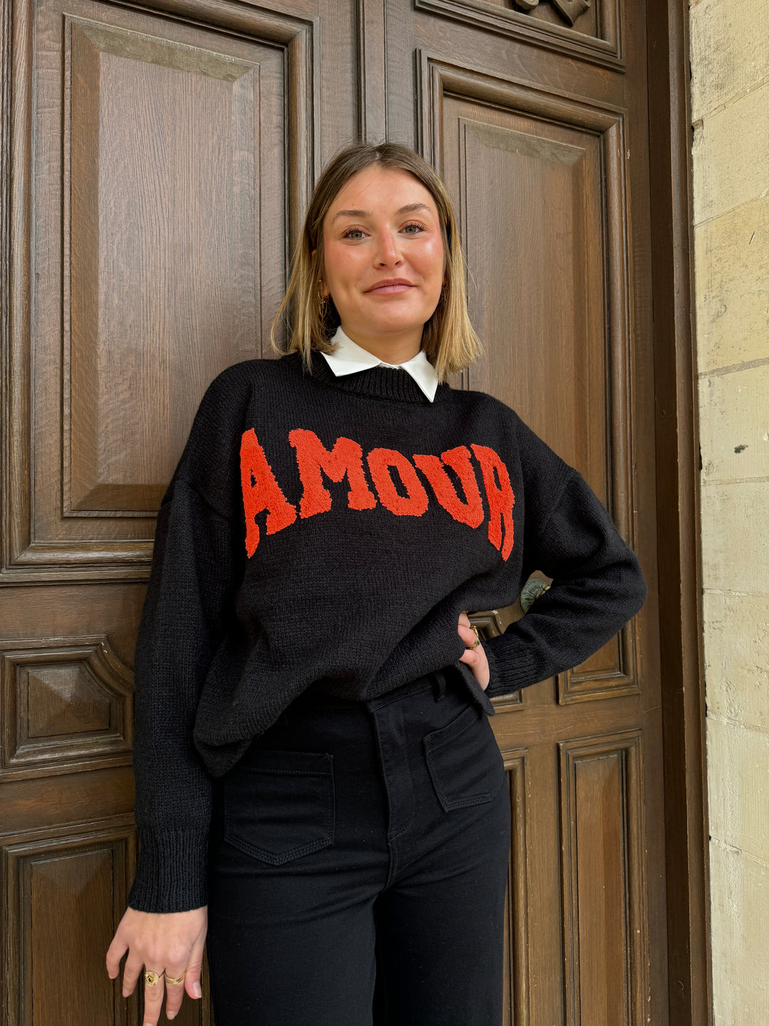 Pull en maille noir AMOUR orange