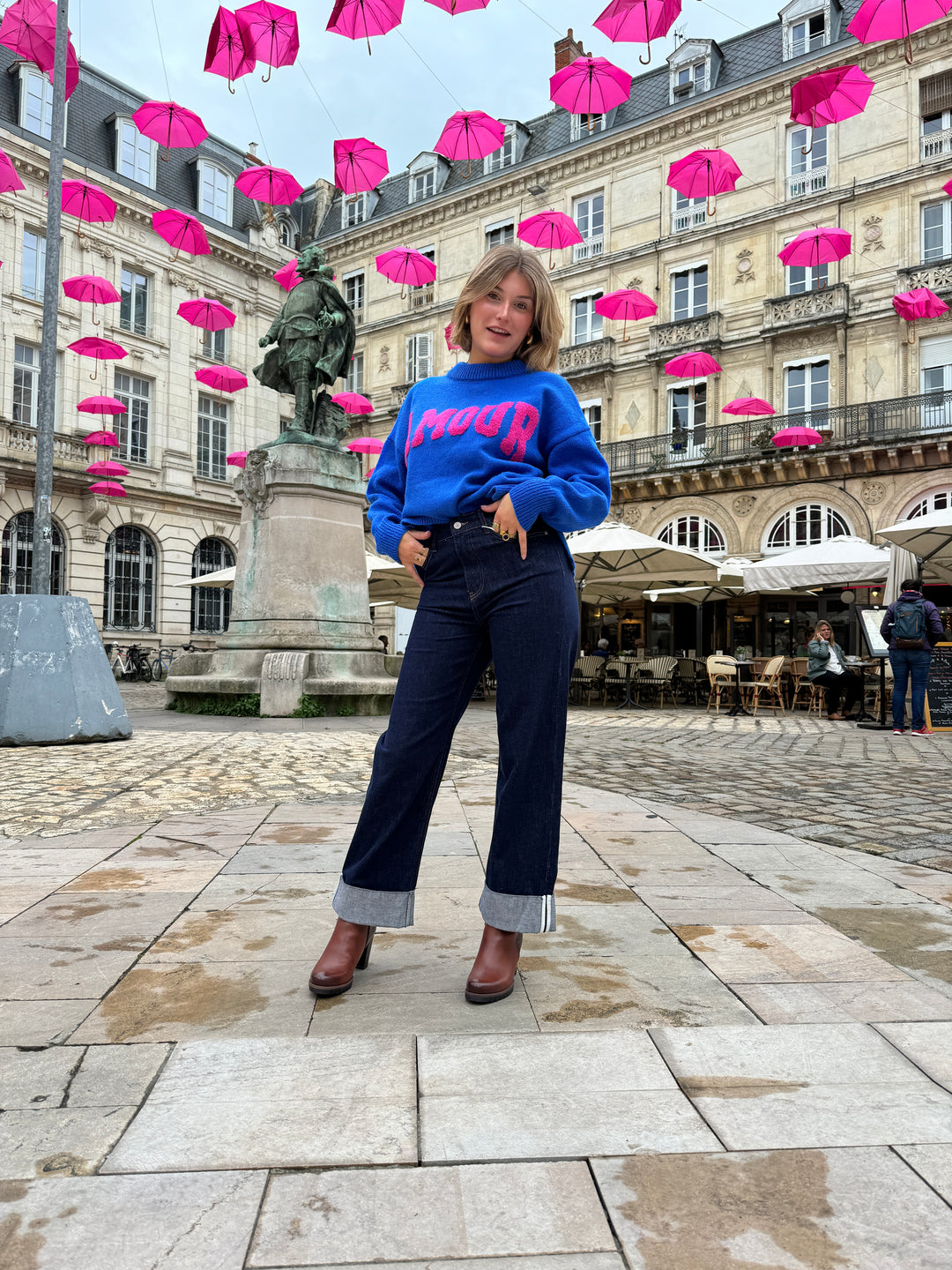 Pull en maille bleu roi AMOUR fuchsia