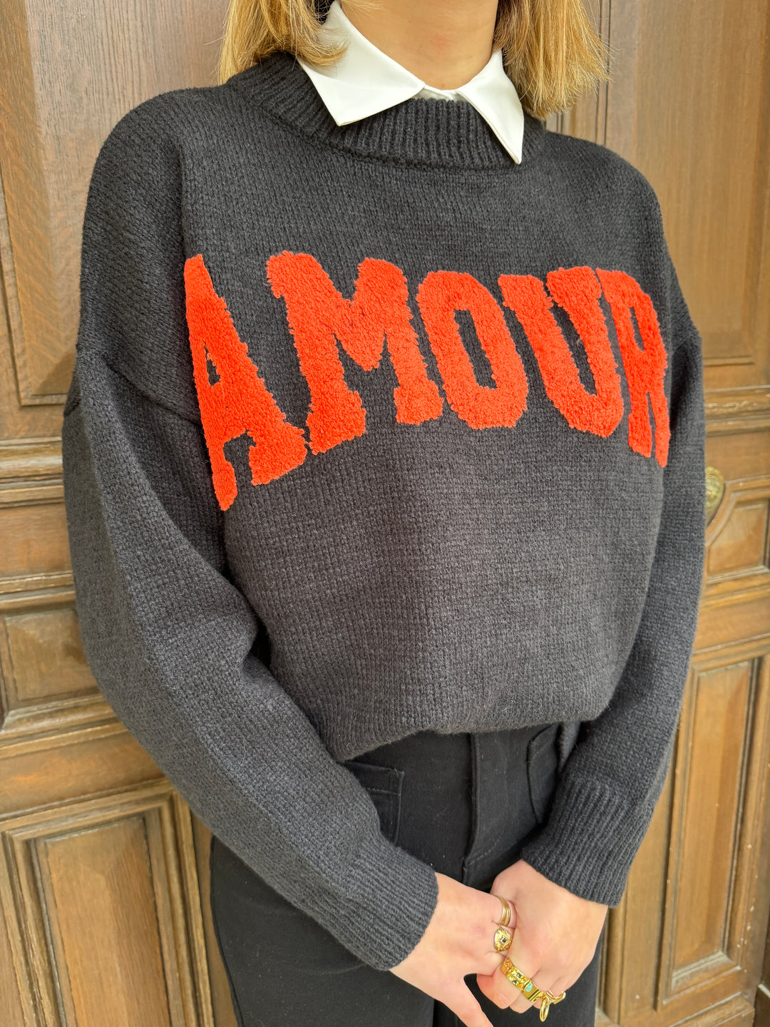 Pull en maille noir AMOUR orange