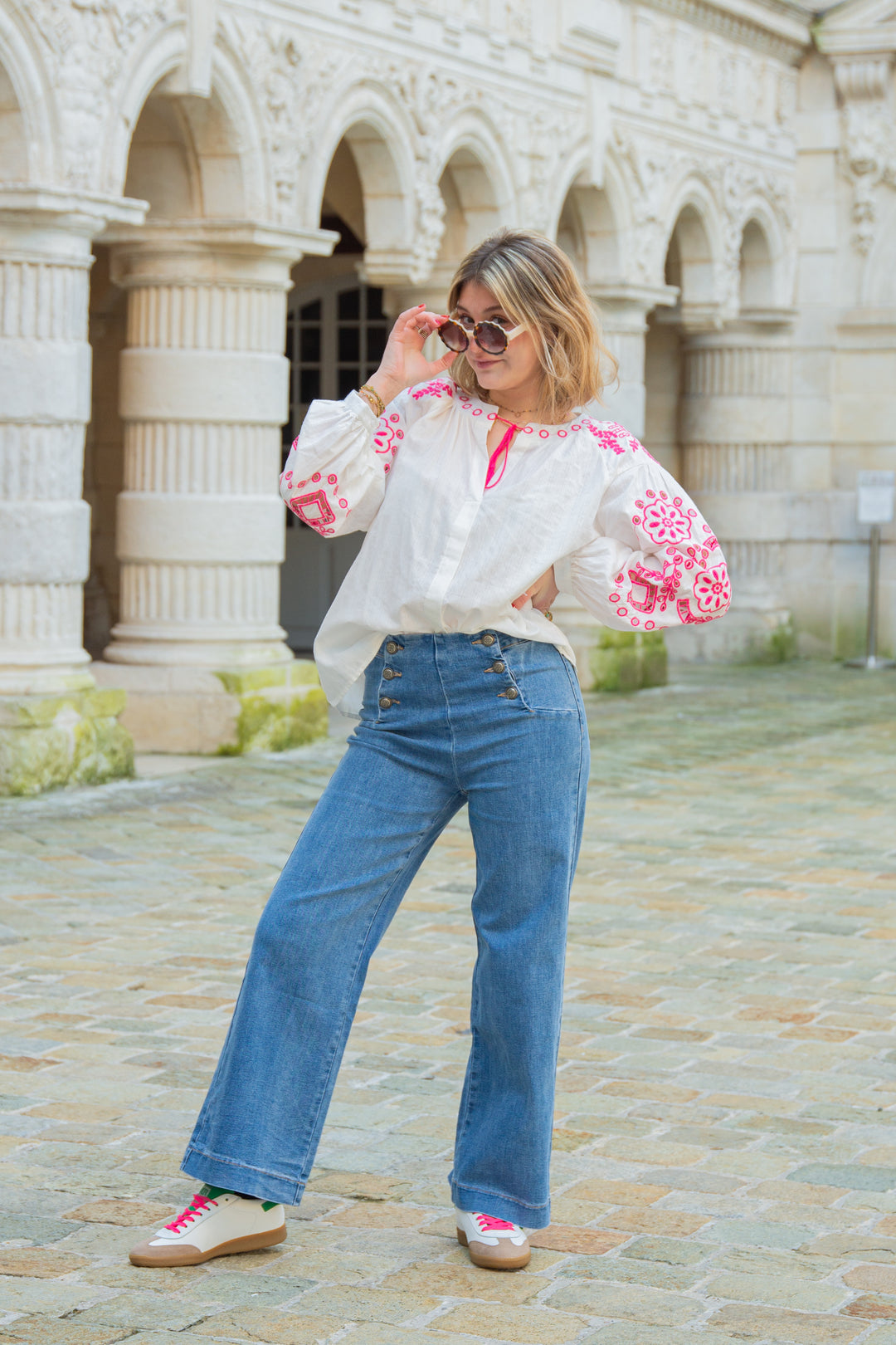 ELENA übergroße weiße Bluse mit rosa Stickerei