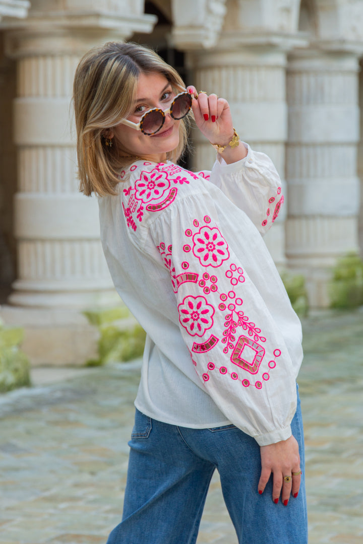 ELENA übergroße weiße Bluse mit rosa Stickerei