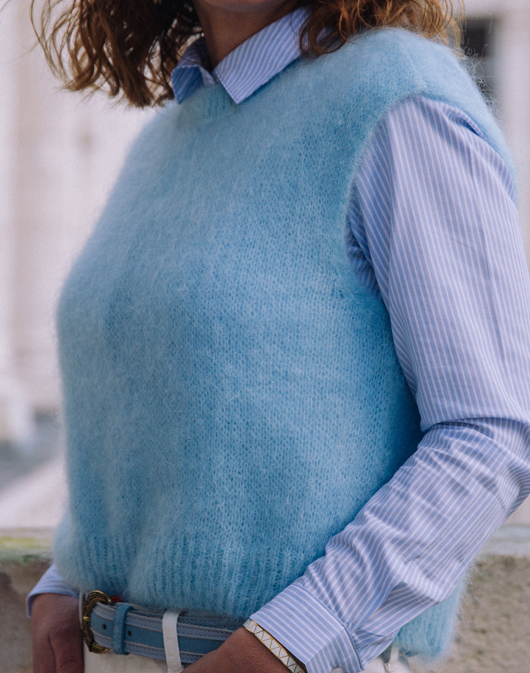 Pull sans manche bleu ciel col rond ARIELLA