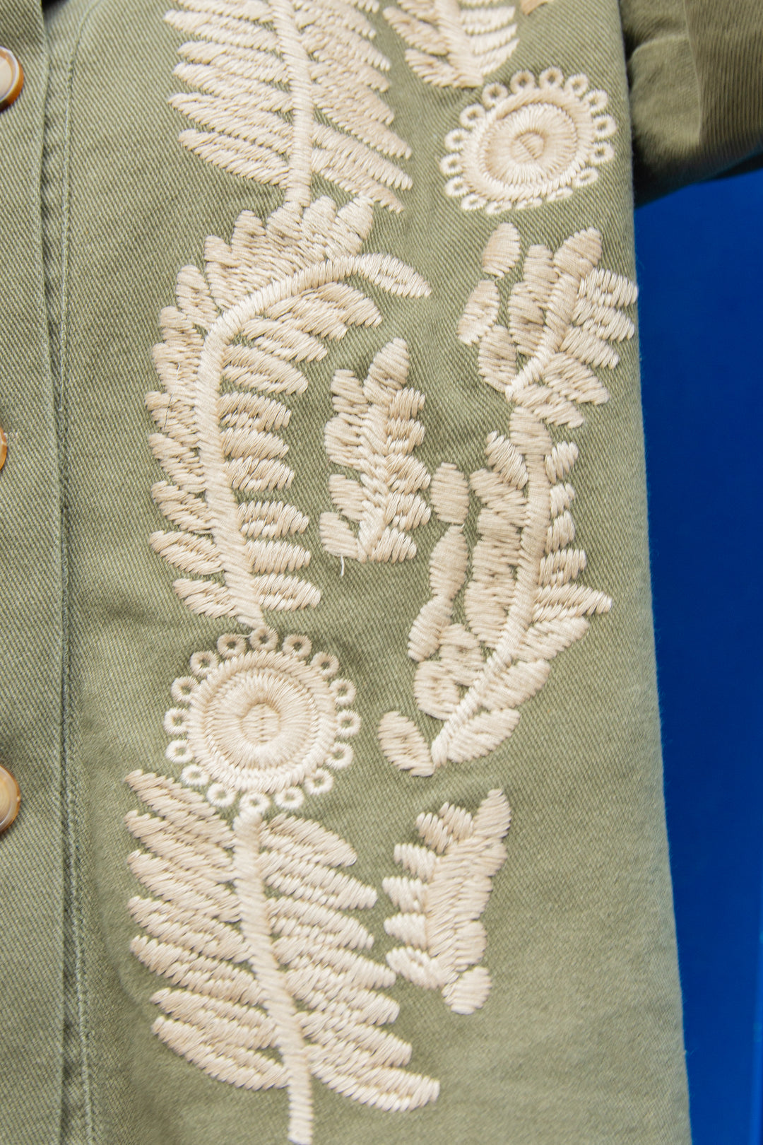 CLARA beige khakifarbene Jacke mit Blumenstickerei