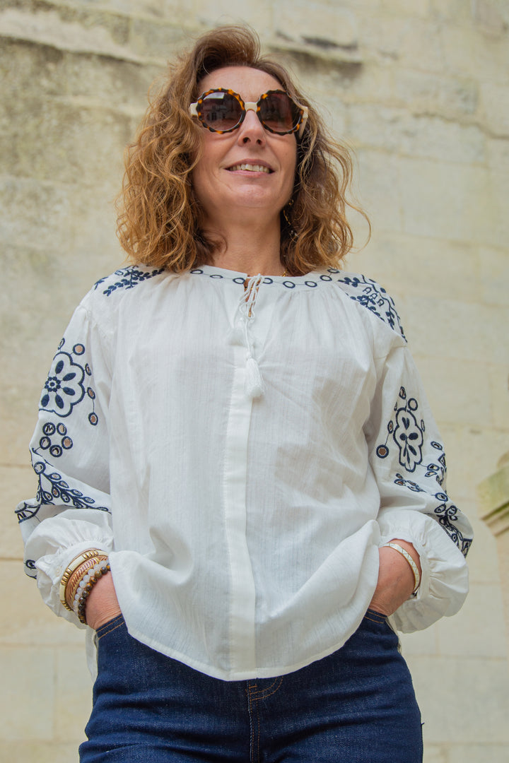 Blouse blanche oversize broderies marine ELENA