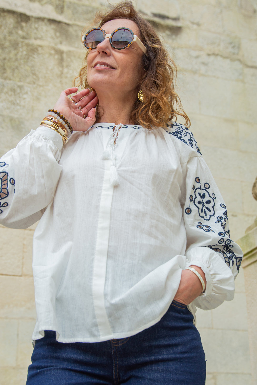 Blouse blanche oversize broderies marine ELENA