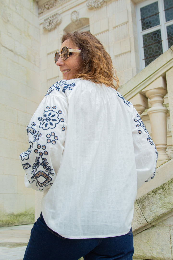 ELENA übergroße weiße Bluse mit marineblauer Stickerei