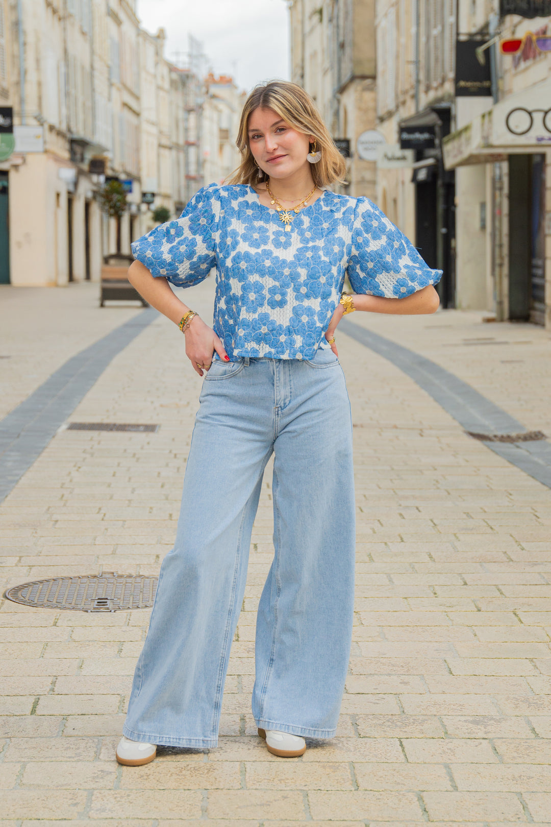 Top blanc broderies florales bleu jeans GEORGINA