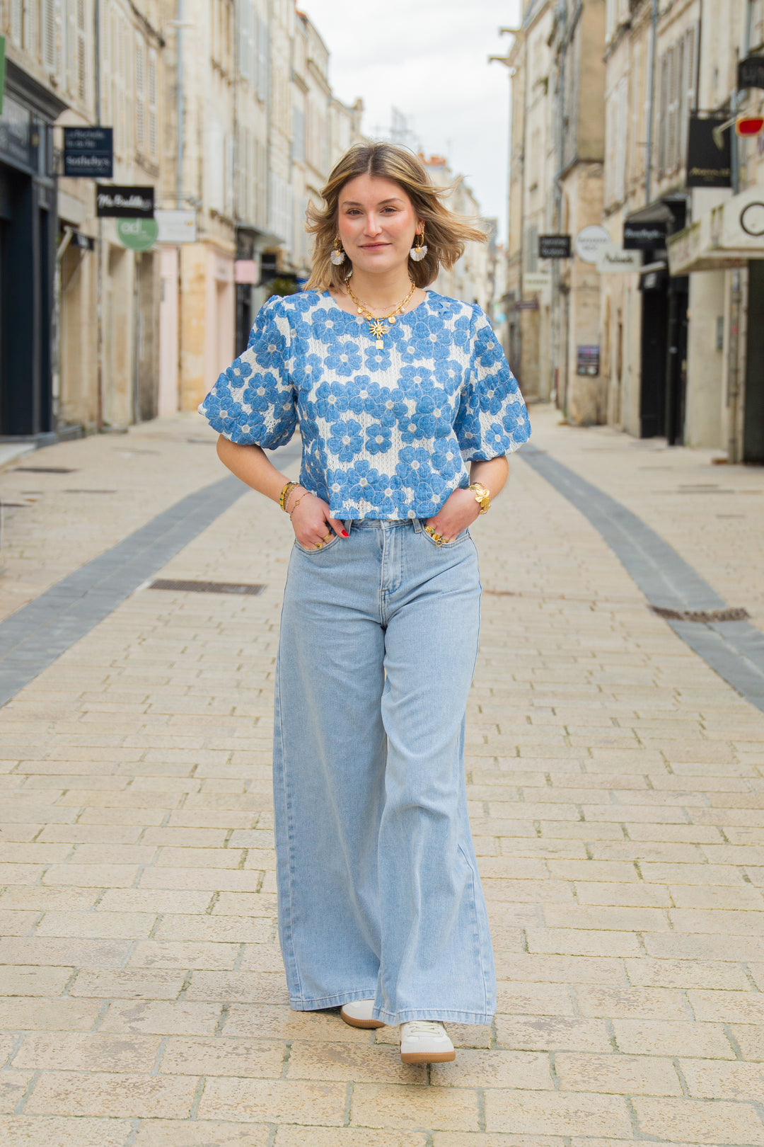 Top blanc broderies florales bleu jeans GEORGINA