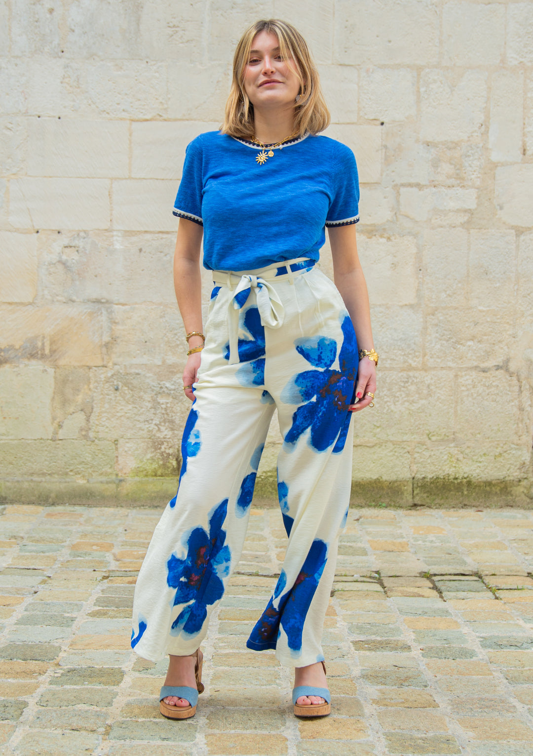 Pantalon fluide écru imprimé floral bleu roi JUANA