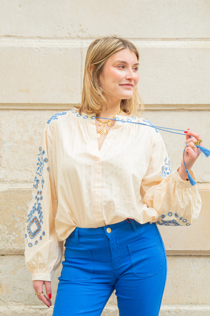 ELENA übergroße beige Bluse mit blauer Stickerei