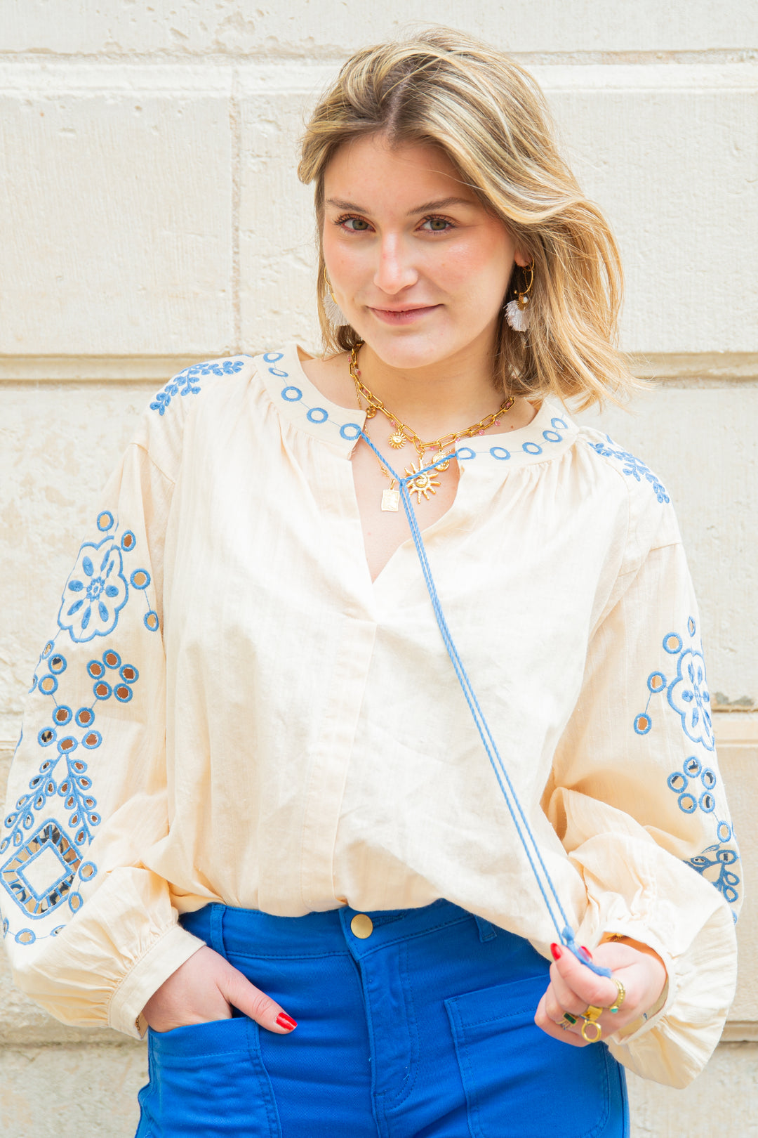 Blouse beige oversize broderies bleu ELENA