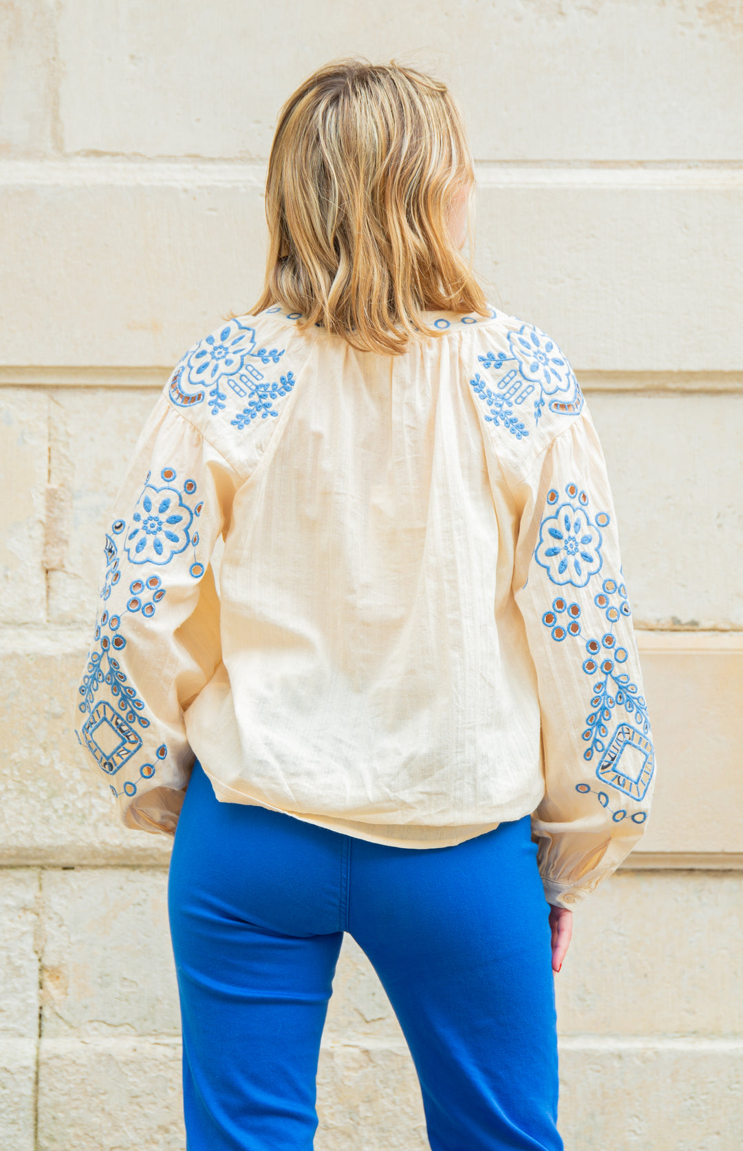 ELENA übergroße beige Bluse mit blauer Stickerei