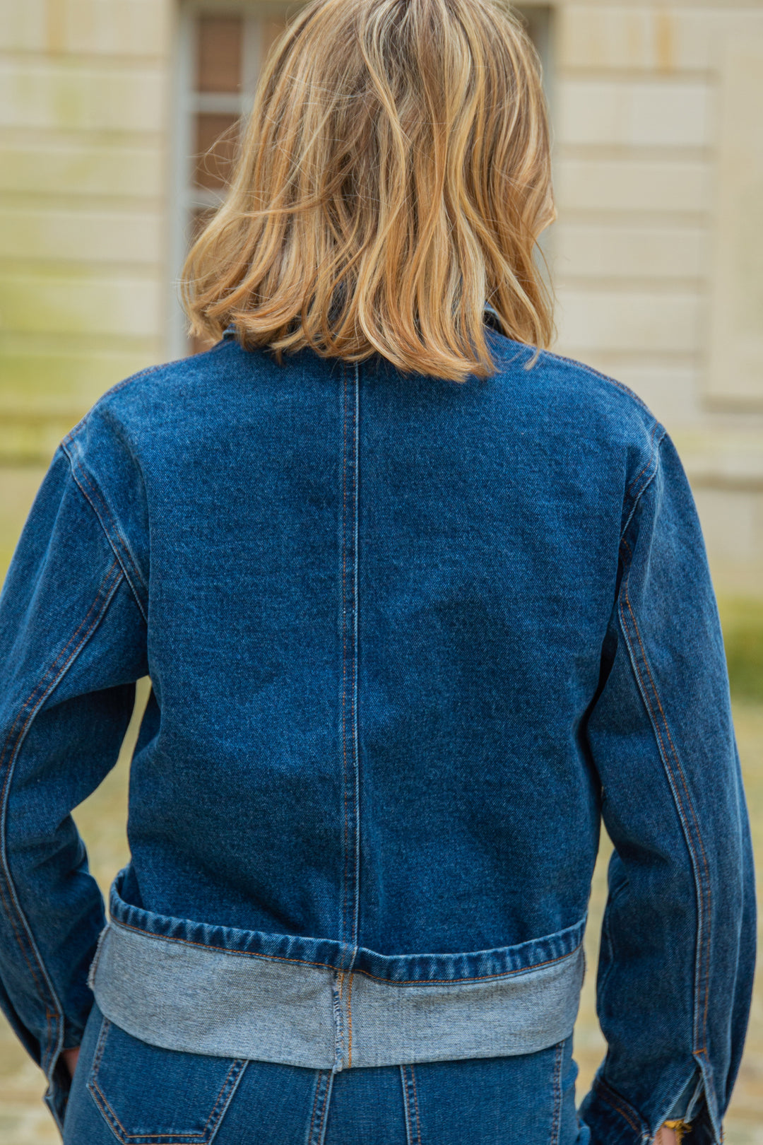 Dunkelblaue Jeansjacke mit LINE-Revers