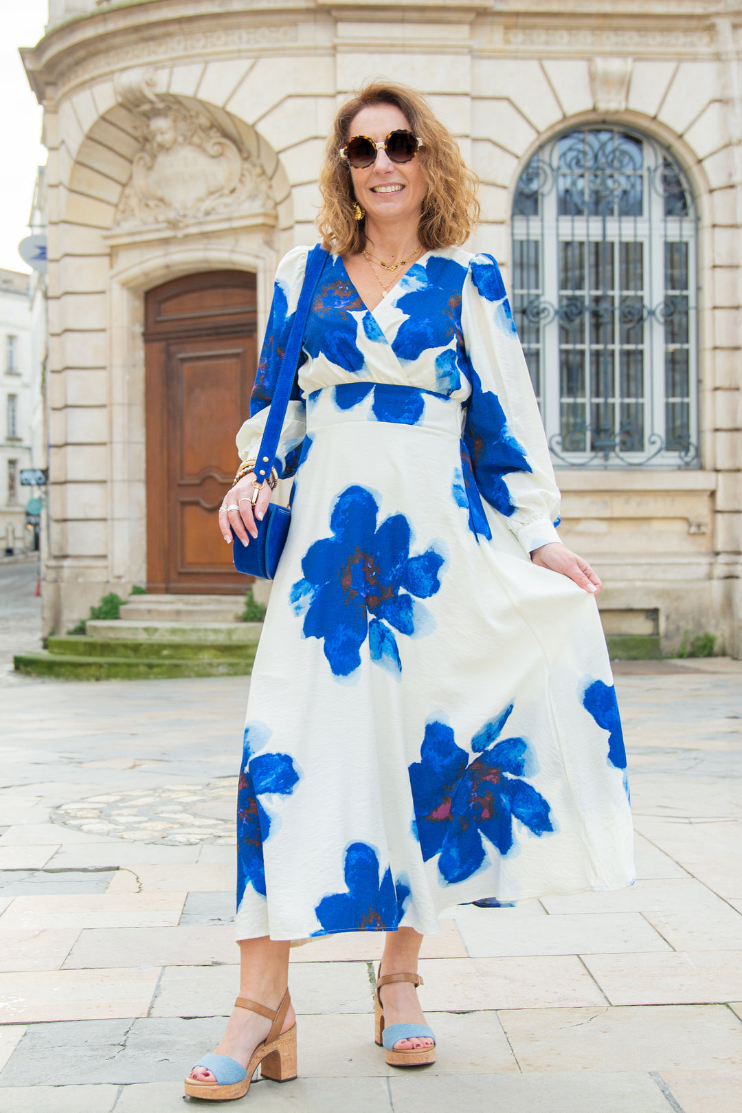 FRANCISCA königsblaues, ecrufarbenes Kleid mit Blumendruck