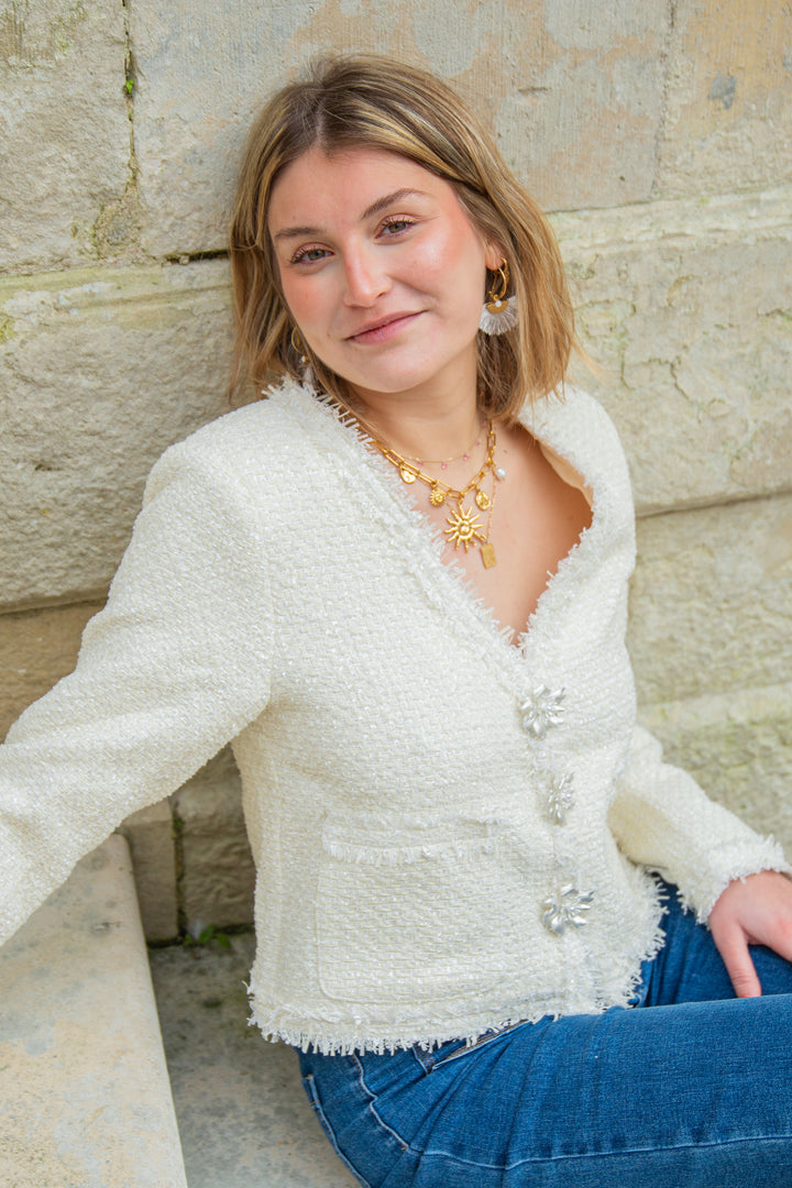 Weiße und ecrufarbene Tweedjacke mit HORTENSIA-Blumenknöpfen