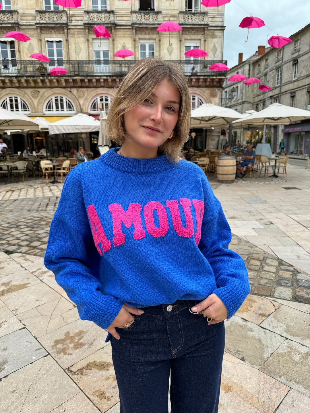 Pull en maille bleu roi AMOUR fuchsia