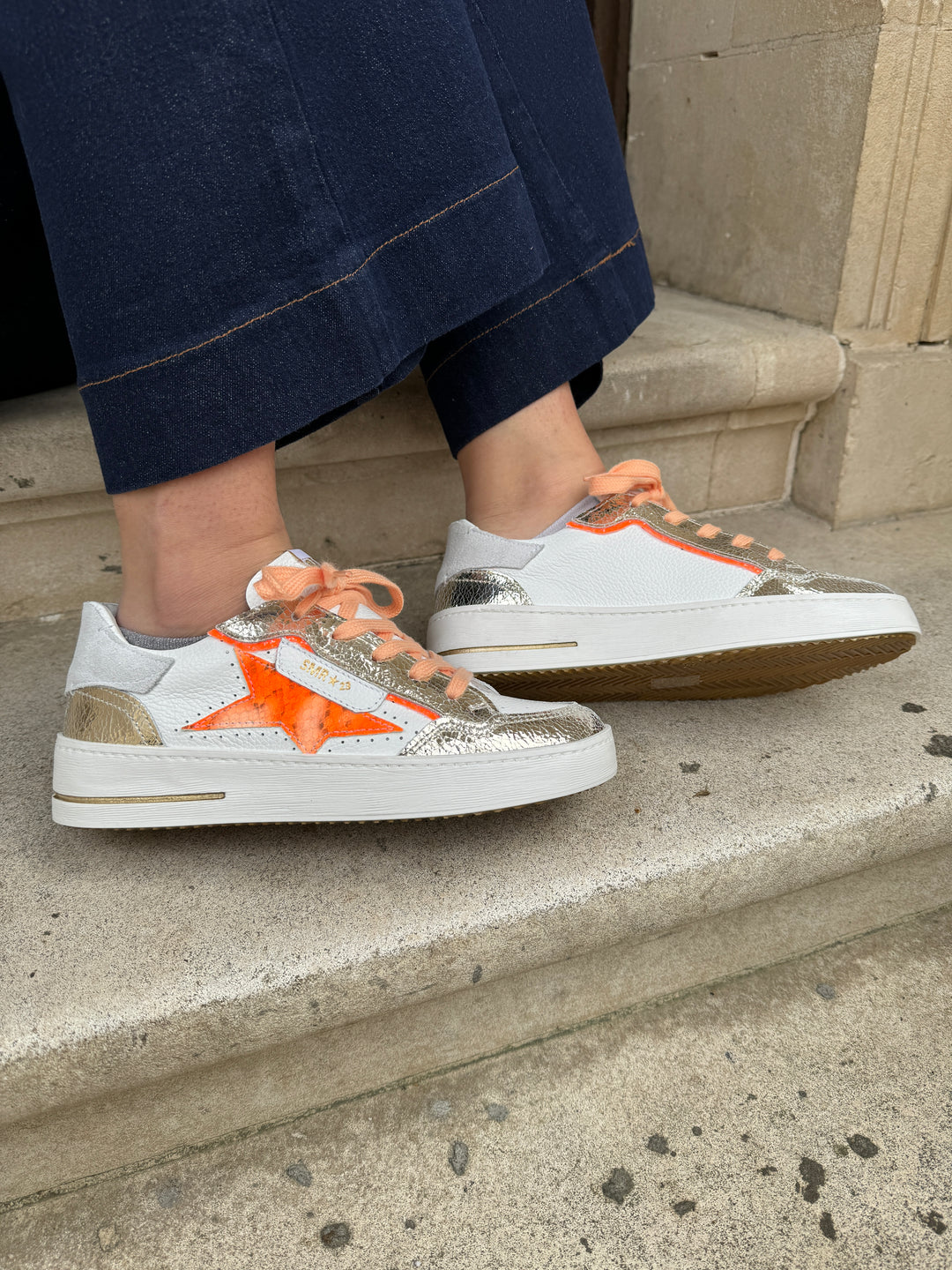 Weißer Sneaker mit orangefarbenem Stern ALE B712 Semerdjian