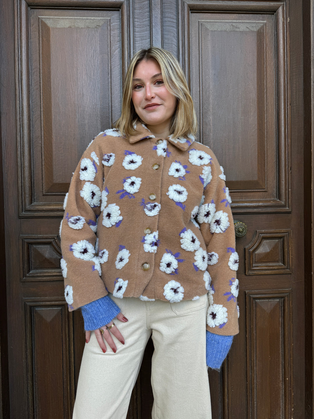 Chaqueta camel con flores blancas ANA