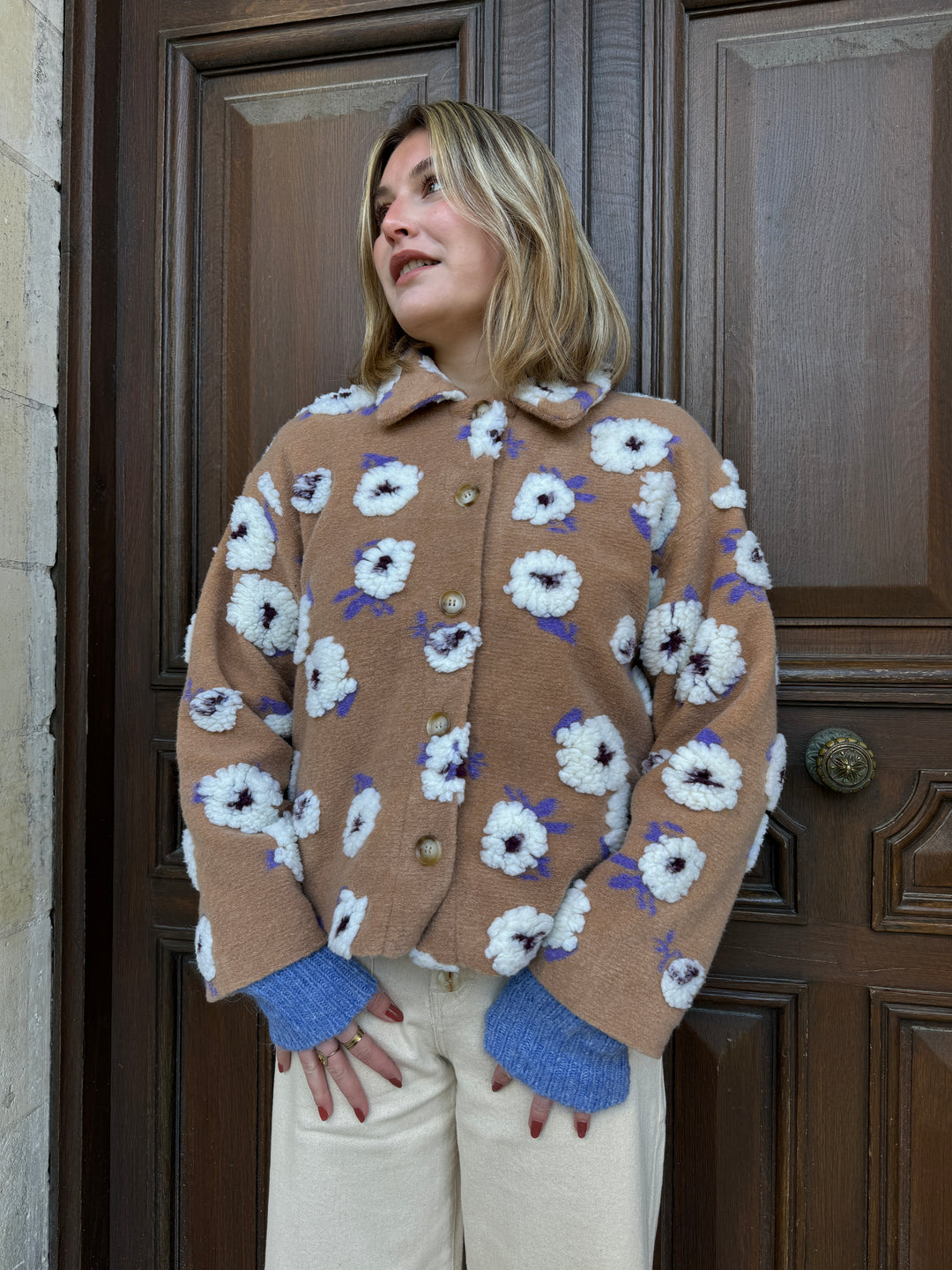 Chaqueta camel con flores blancas ANA