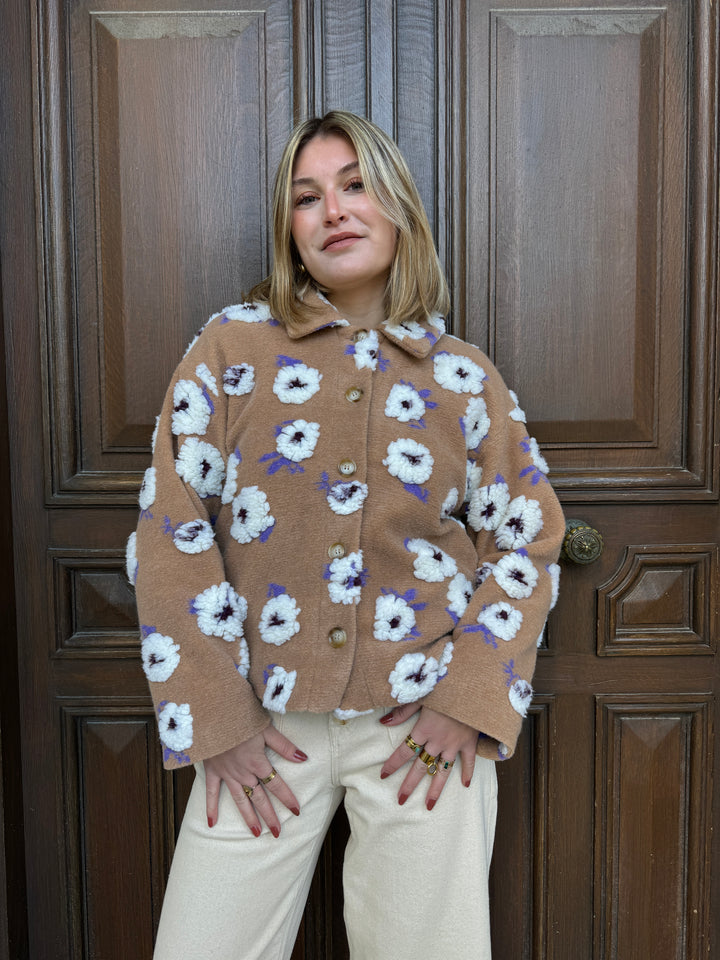 Chaqueta camel con flores blancas ANA