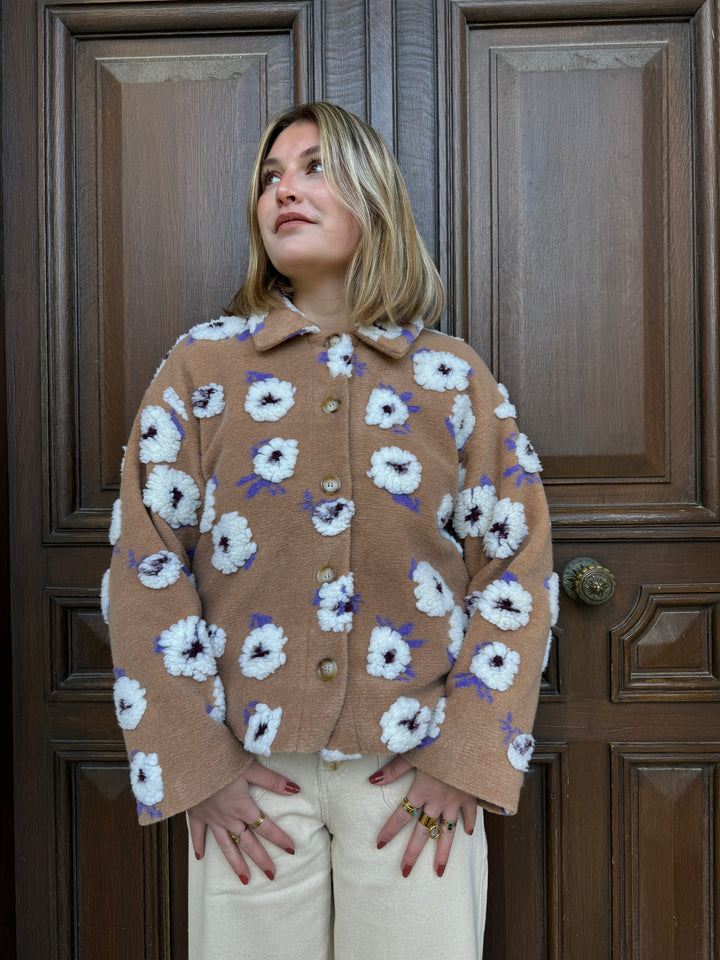 Chaqueta camel con flores blancas ANA