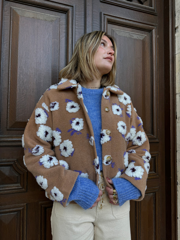 Chaqueta camel con flores blancas ANA