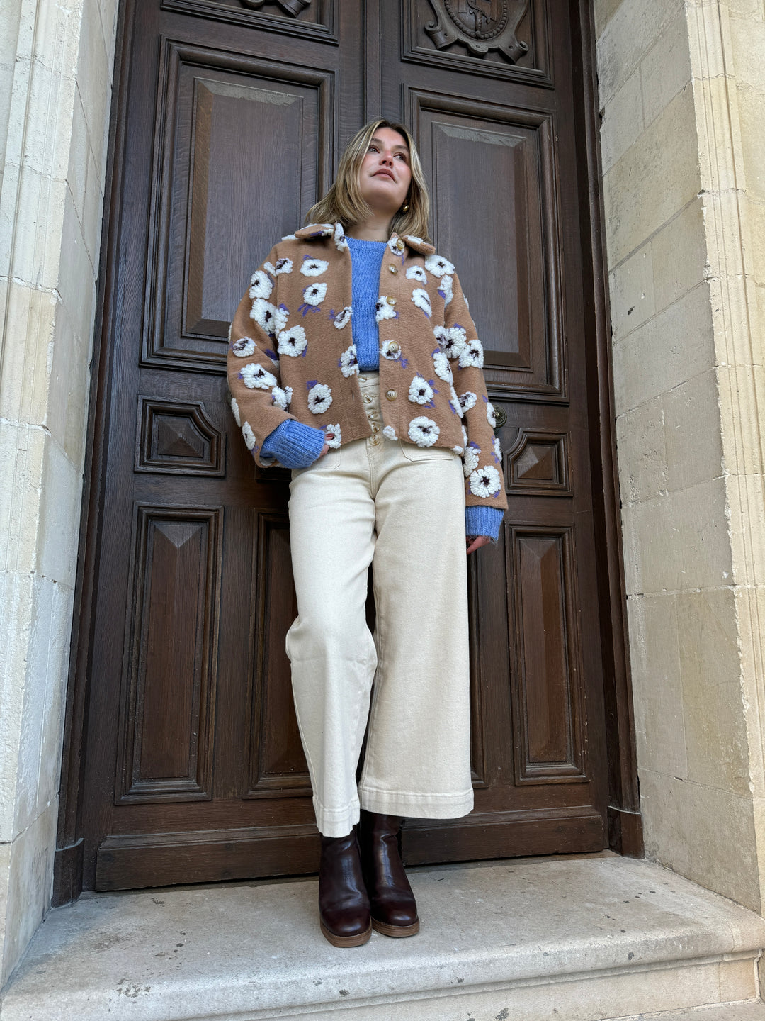 Chaqueta camel con flores blancas ANA