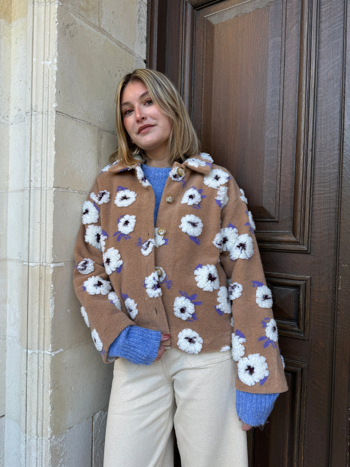 Chaqueta camel con flores blancas ANA