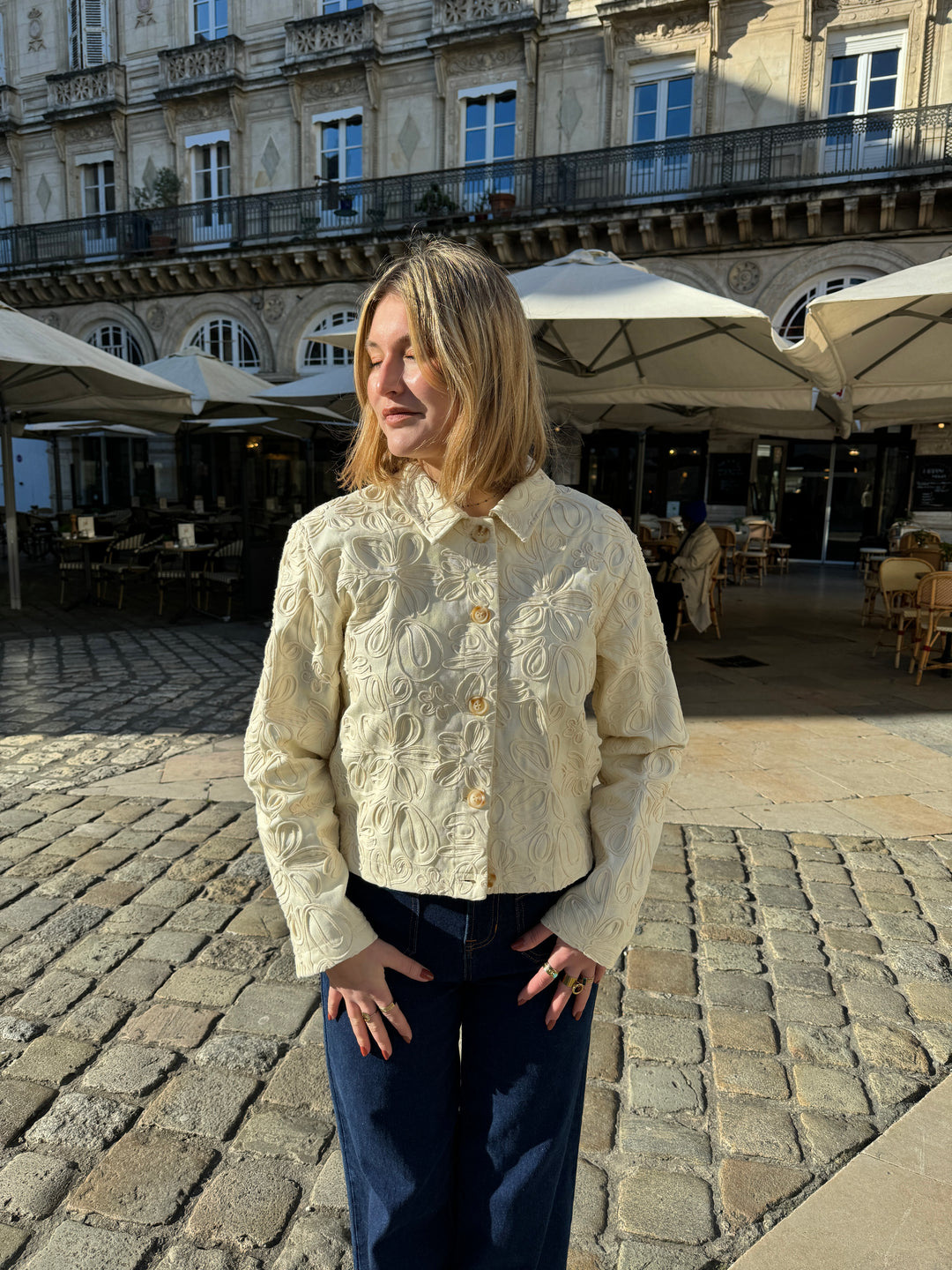 Chaqueta beige con bordado floral CRISTINA