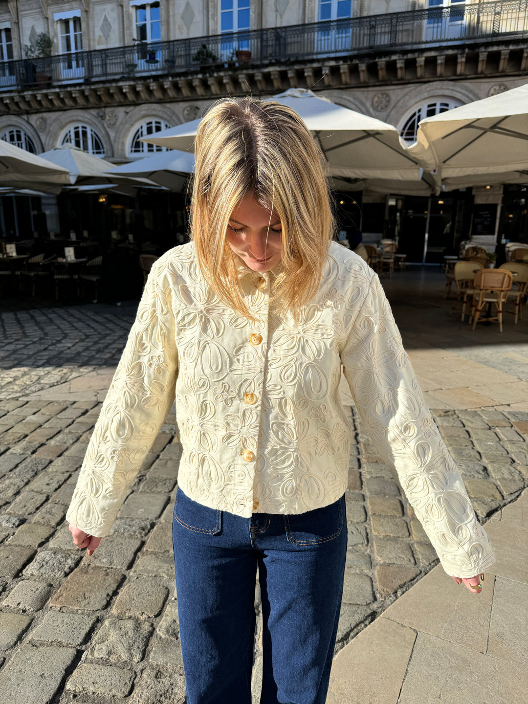 Chaqueta beige con bordado floral CRISTINA