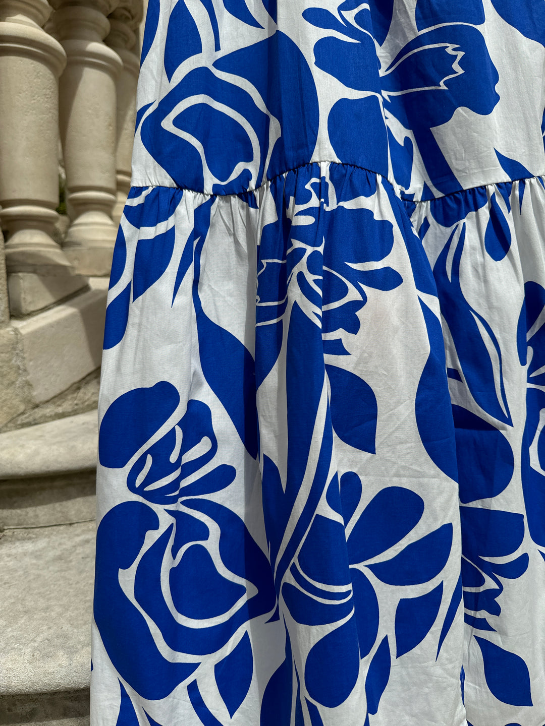 Robe longue blanche imprimé floral bleu roi VERA