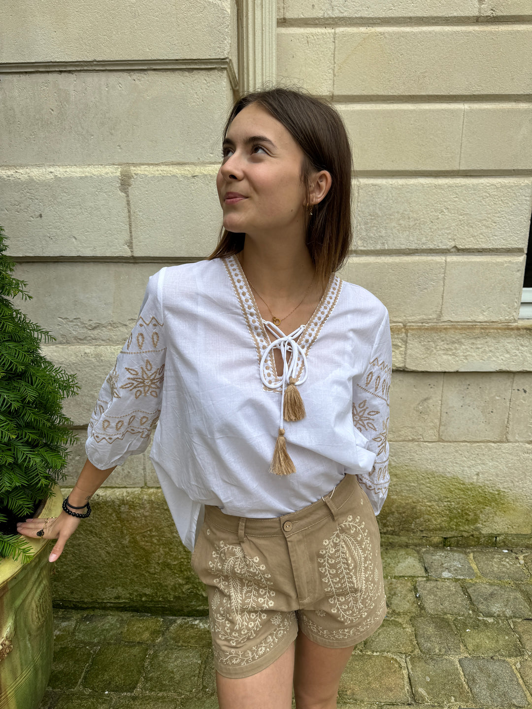 Blusa bohemia blanca con bordado camel JULIETTE