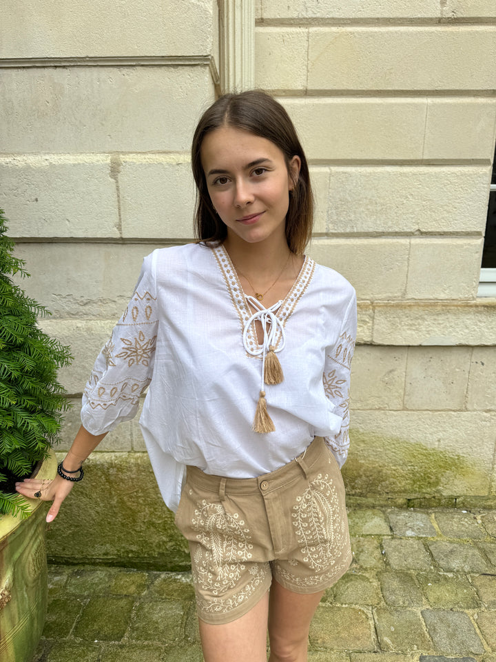 Blusa bohemia blanca con bordado camel JULIETTE