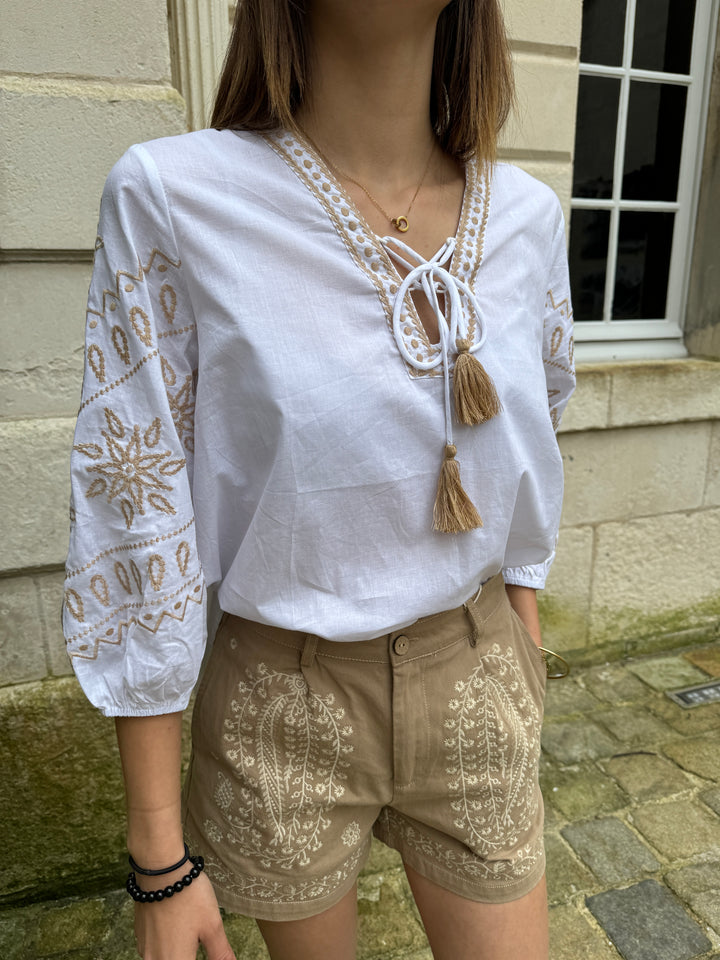 Blusa bohemia blanca con bordado camel JULIETTE