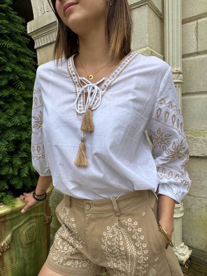 Blusa bohemia blanca con bordado camel JULIETTE