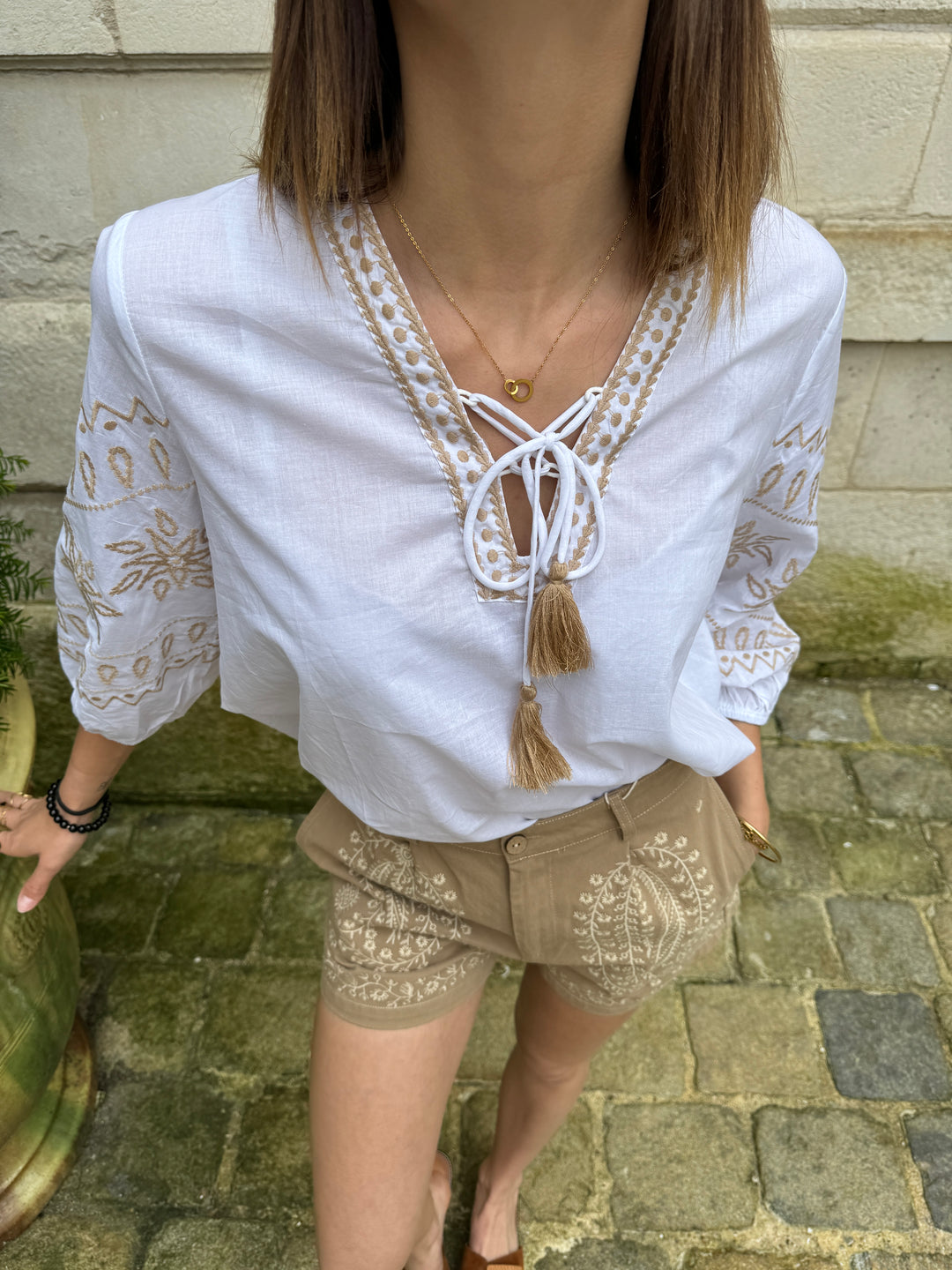 Blusa bohemia blanca con bordado camel JULIETTE