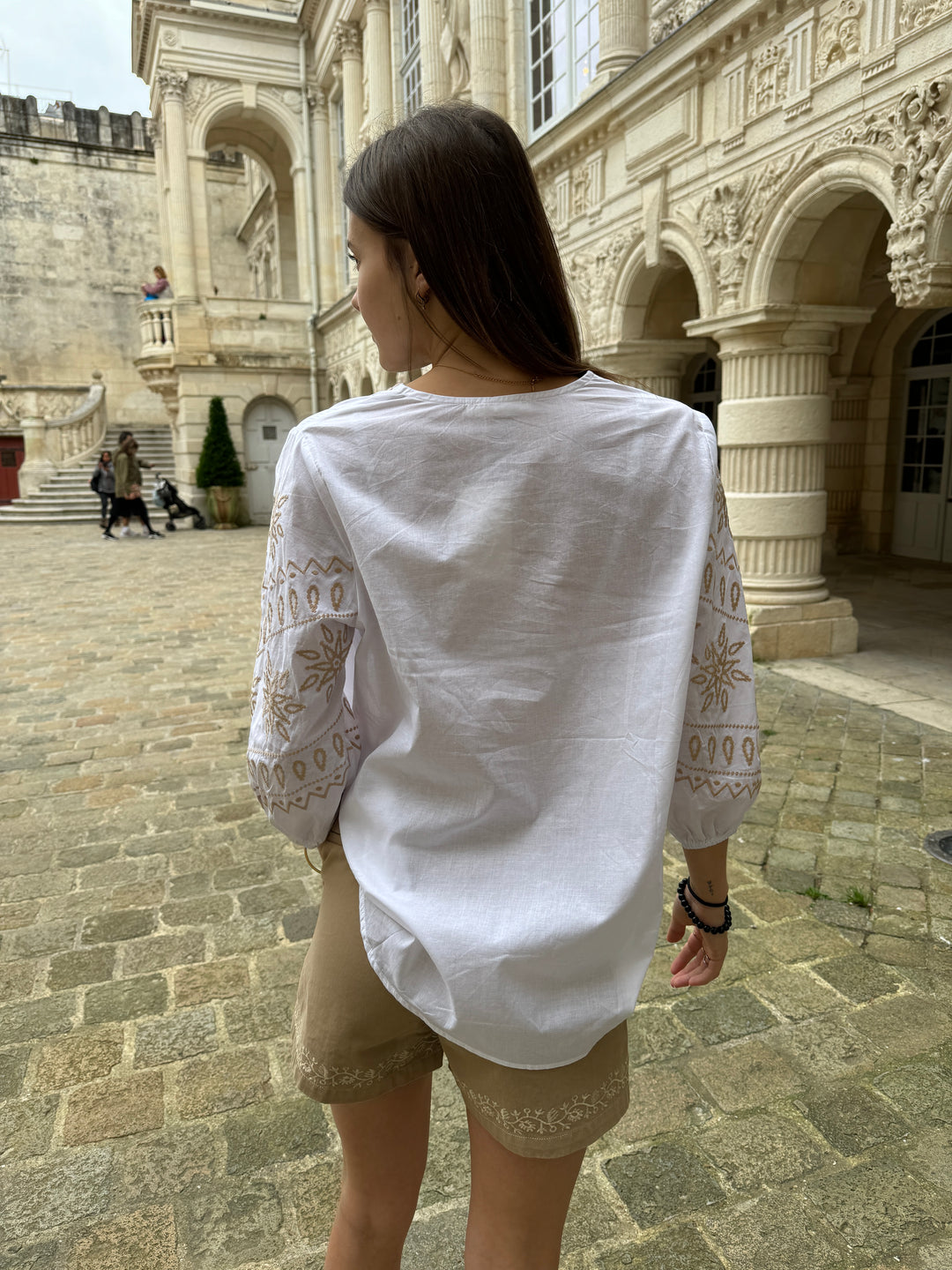 Blusa bohemia blanca con bordado camel JULIETTE