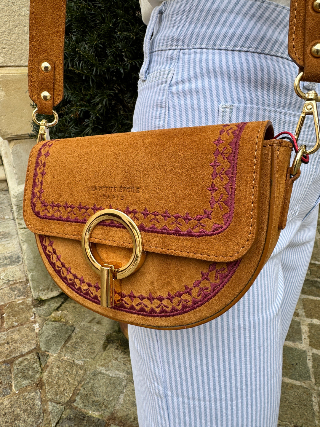 Sac camel en daim broderies bohème fuchsia JIM La Petite Étoile