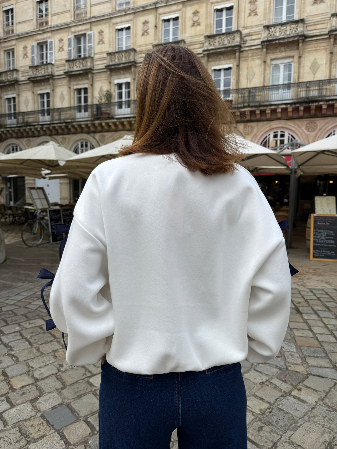 Pull blanc noeud marine sur les manches SAVERIA