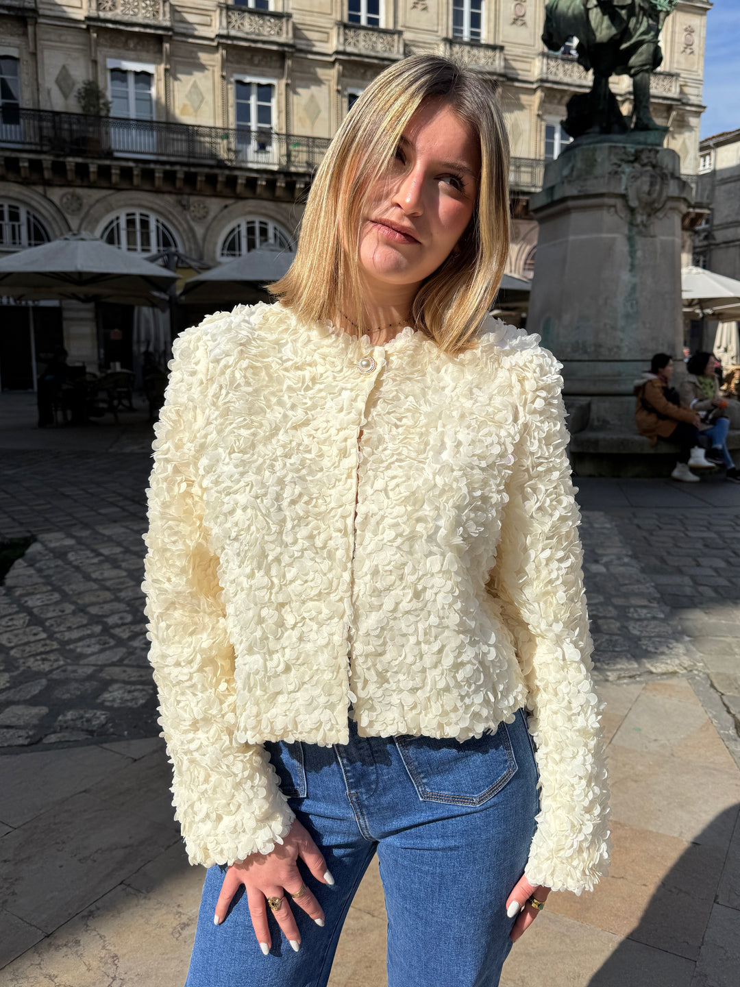 Veste écru fleurs en relief AMELIA