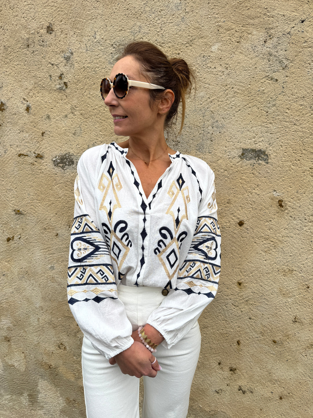 Blouse blanche broderies marine et et or EVA