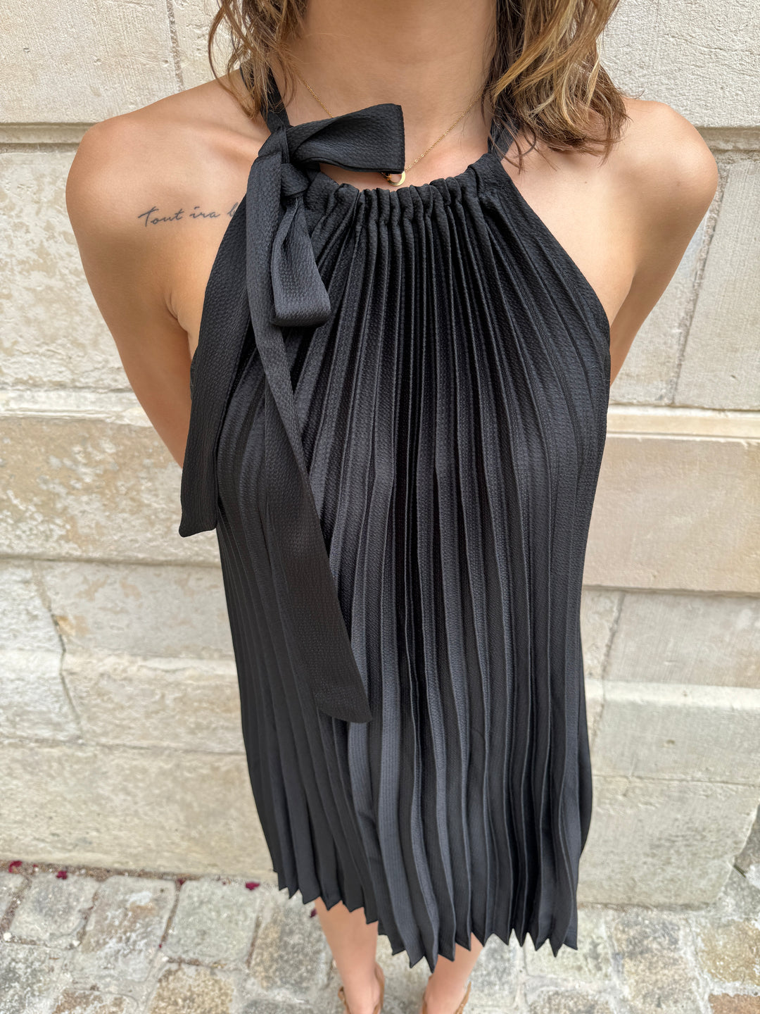 Robe noir courte plissée noeud dans le cou ALEXIA