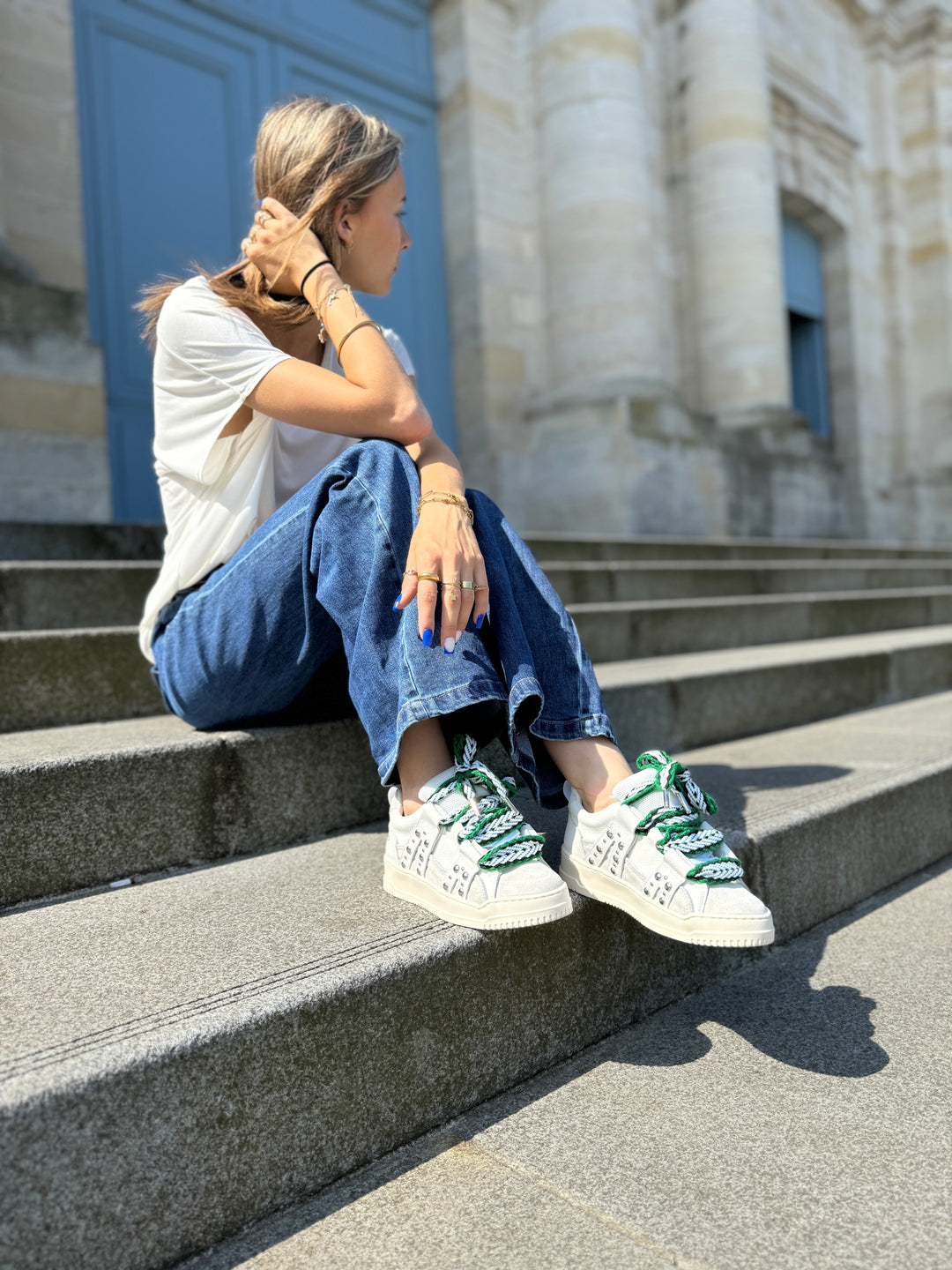 Weißer Ledersneaker mit großen grünen Schnürsenkeln INNA A171