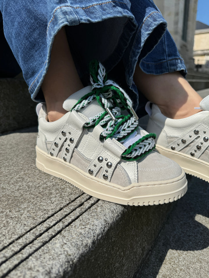 Zapatilla de piel blanca con cordones grandes verdes INNA A171