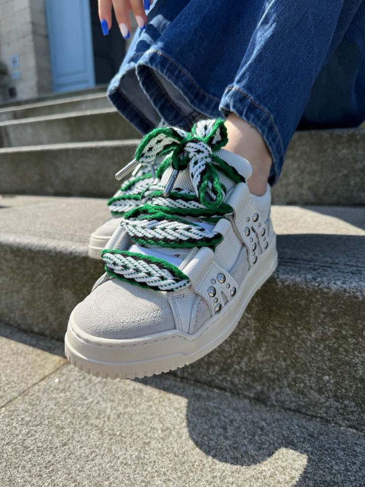 Zapatilla de piel blanca con cordones grandes verdes INNA A171