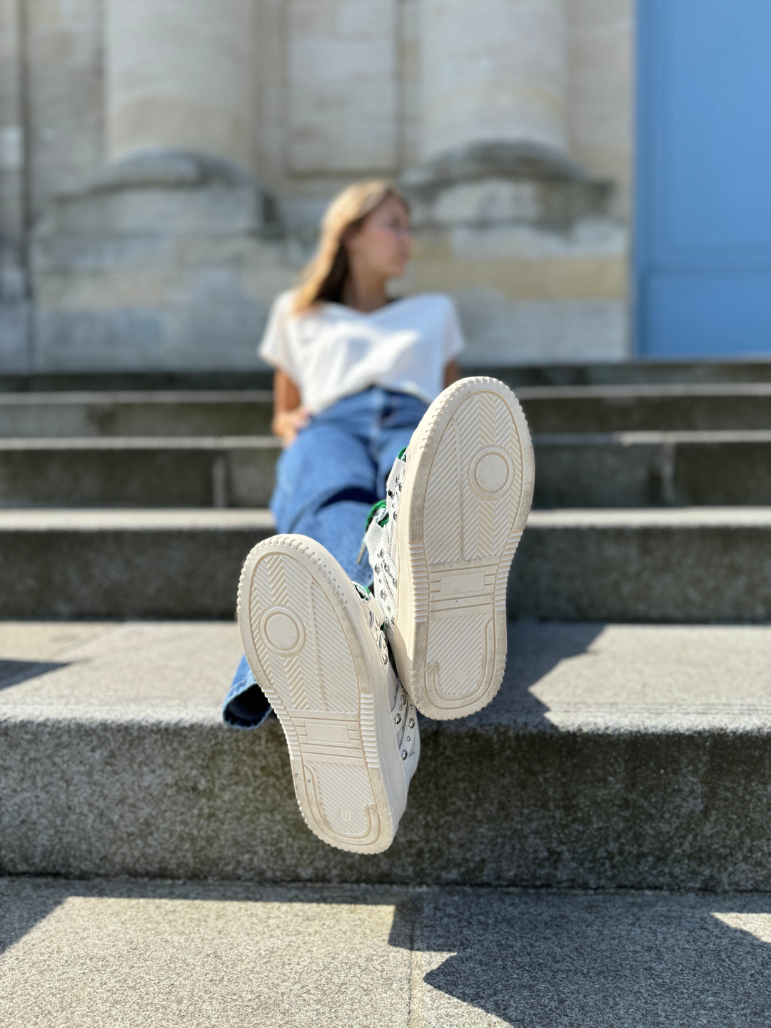 Weißer Ledersneaker mit großen grünen Schnürsenkeln INNA A171